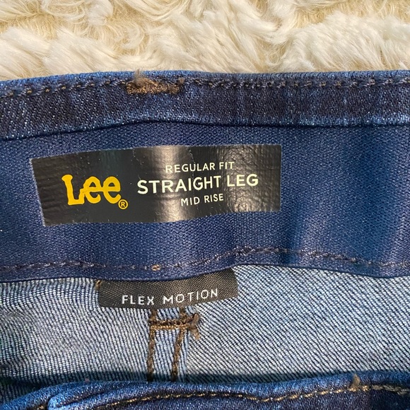Lee Women’s Size 12 Reg Fit Mid Rise Straight Leg Flex Motion Dark Indigo Jeans - Picture 2 of 6